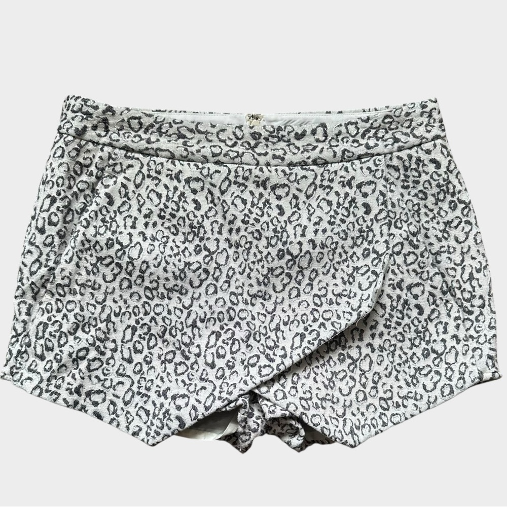 Express White/Silver Snow Leopard Booty Shorts (Skort) – Women’s Size 2